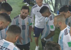 Ao intervalo, com Sampaoli já no banco, a equipa reune-se para houvir as palavras de Messi.