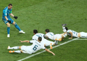 A equipa russa presta homenagem ao seu herói improvável, Akinfeev. 