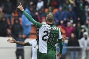 O jogador do Sporting CP, Bas Dost, festeja após marcar um golo contra o Lusitano Vildemoinhos durante o jogo da quarta eliminatória da Taça de Portugal, disputado no Estádio Municipal do Fontelo, em Viseu, 24 de novembro de 2018. NUNO ANDRÉ FERREIRA / LUSA